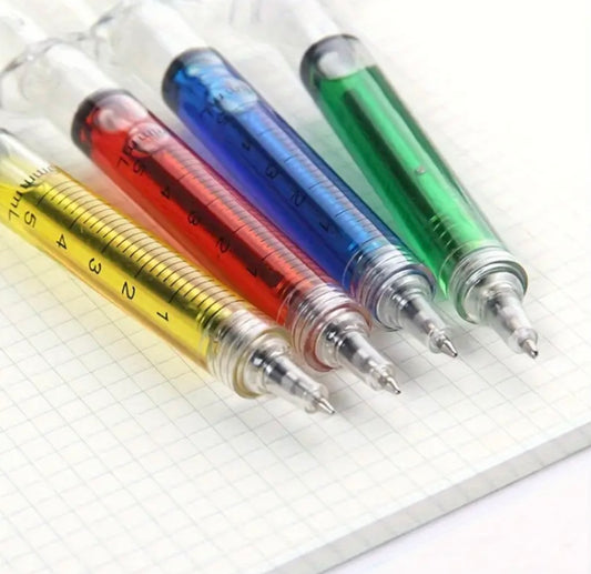 Penne a forma di siringa con liquido colorato all’interno