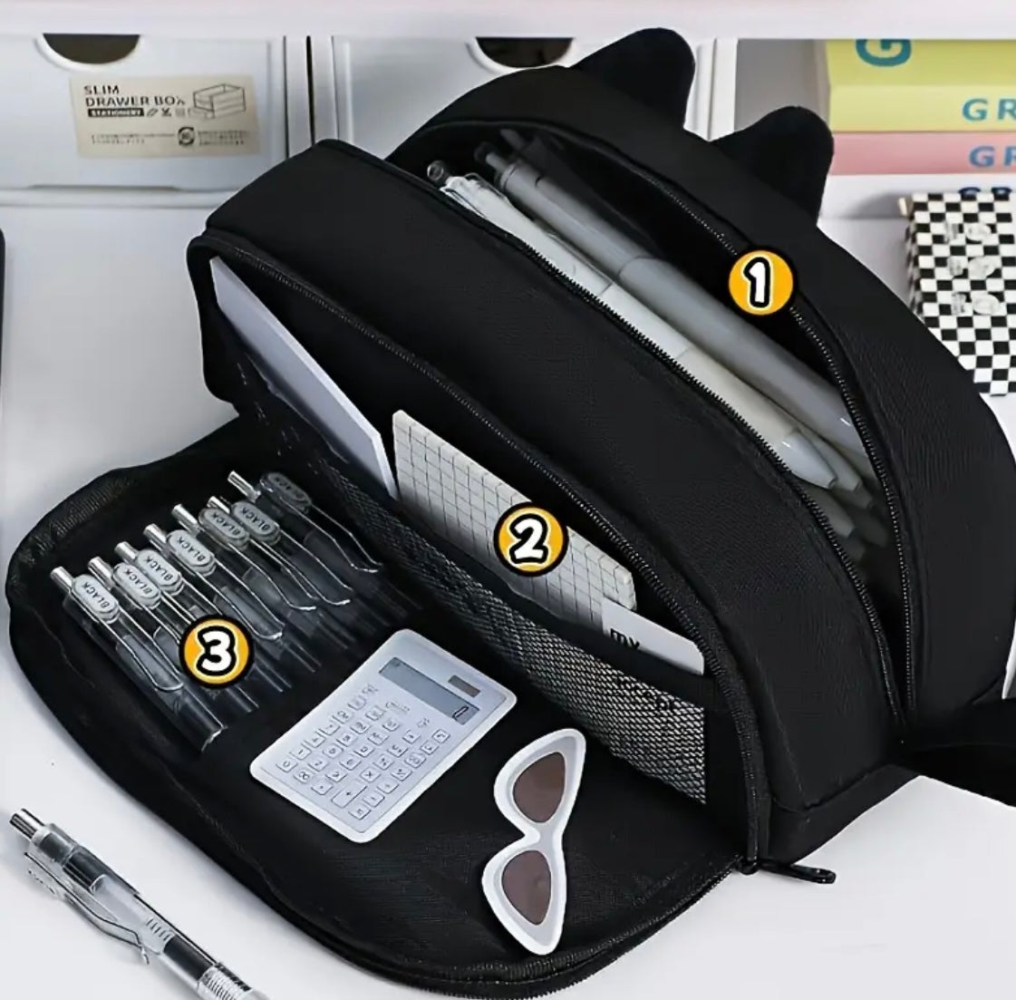 Astuccio con occhi, zampe e orecchie sporgenti per un back to school super morbido.