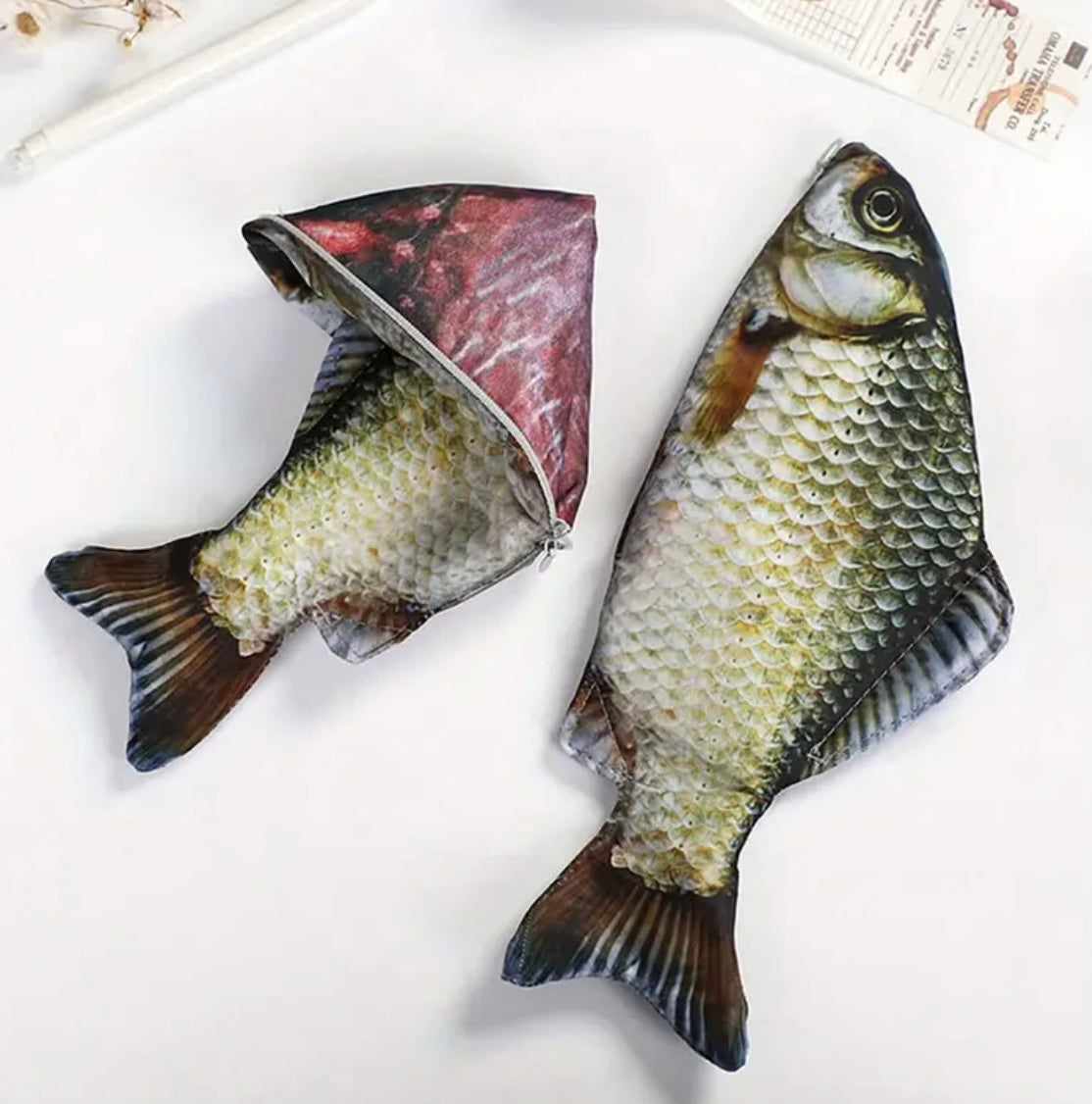 Astuccio a forma di pesce con una sola tasca per custodire penne e matite con stile